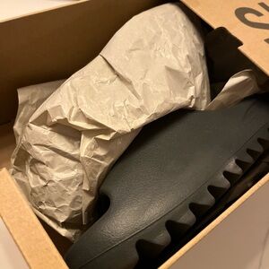 Yeezy Slides Men size 8
